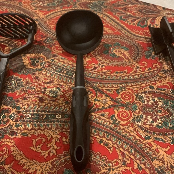 Bundle of 6 black kitchen utensils. Mixed brands. See photos for details. - Picture 5 of 16